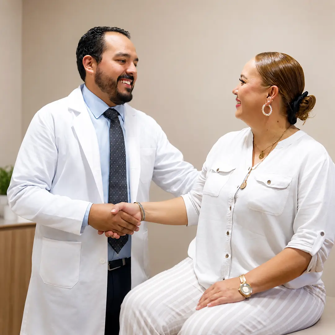 Primera consulta con el Dr. Juan Darío Cortinas Dr. Juan Darío Cortinas estrechando la mano de una paciente durante una consulta de traumatología y ortopedia